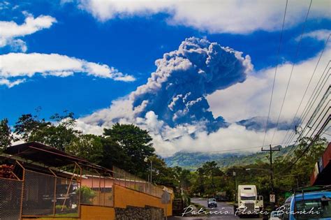 Reportan nueva erupción en el volcán Turrialba actividad seguirá constante