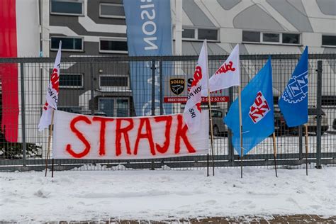 Kolejny dzień strajku w byłych Uchwytach Nadal bez porozumienia w