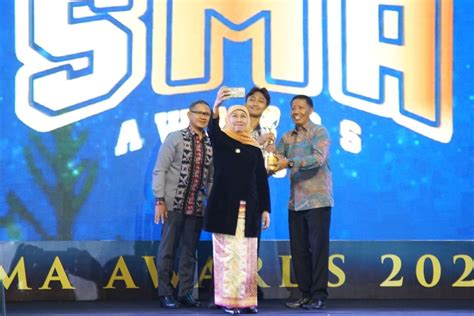 Khofifah SMA Awards Ajang Siapkan Generasi Menuju Indonesia Emas