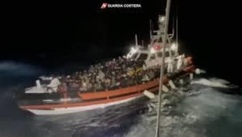 Migranti Il Barcone Con Il Neonato A Bordo Stato Respinto E