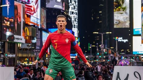 Cristiano Ronaldo Toma Times Square Con Madame Tussauds Famosos EL