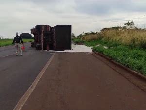 Carreta carregada calcário tomba na BR 060 e deixa pista