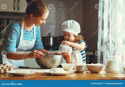 Familia Feliz En Cocina La Madre Y El Niño Que Preparan La Pasta