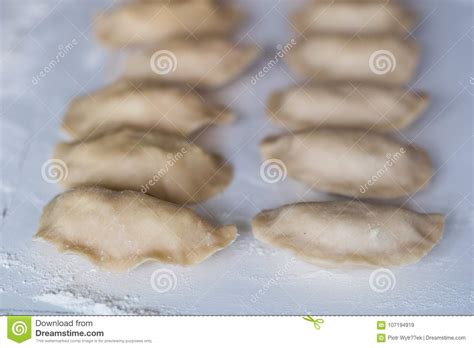 Bolinhas De Massa Saborosos Enchimento Da Batata Fazendo Bolinhas