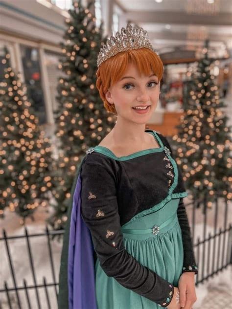 Pin By Crystal Mascioli On Frozen Cosplay Disney Cosplay Frozen