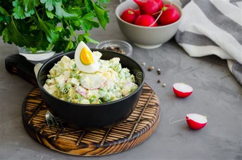 Ensalada De Patata Con Los Pescados Salados Los Huevos Hervidos Las