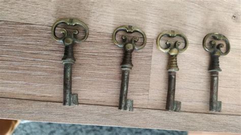 LOT DE QUATRES Petites Clefs En Laiton Et Fer Pour Meubles Anciens EUR