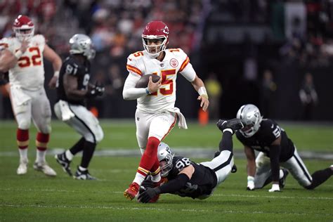 Mahomes Sets Record Chiefs Beat Raiders For Afcs Top Seed Odessa American