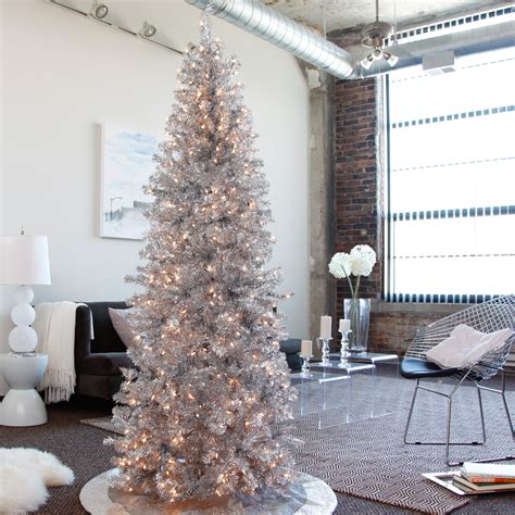 21 Silver Christmas Tree Décor Ideas - DigsDigs