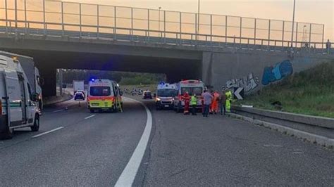 Schianto In Tangenziale A Torino Muore Un Centauro La Stampa