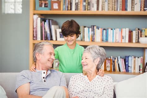 거실에 있는 조부모와 손자 손자에 대한 스톡 사진 및 기타 이미지 손자 할아버지 2명 Istock