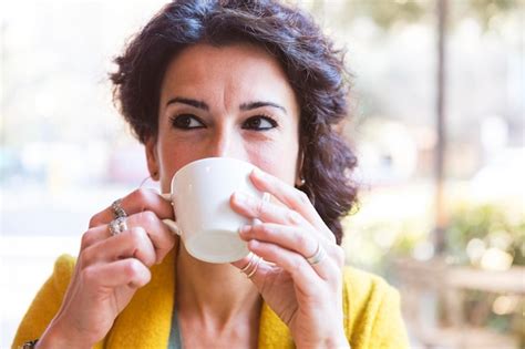 Primer Plano Del Rostro De Una Mujer Bebiendo De Una Taza Foto Premium