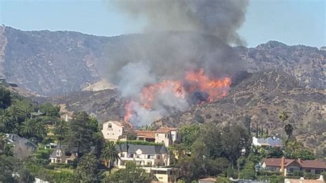 200 Firefighters Battle Brush Fire In L A S Hollywood Hills Abc News