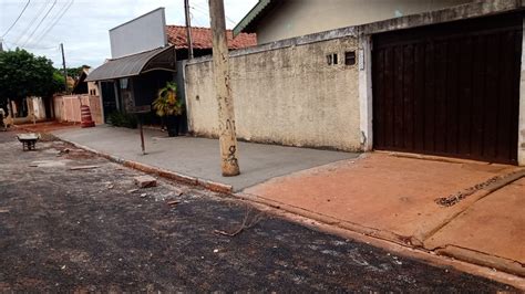 SAAE Barretos refaz calçadas na rua C15 no bairro Christiano Carvalho