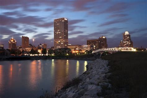 Milwaukee At Sunset Stock Image Image Of Wisconsin Dusk 77169251