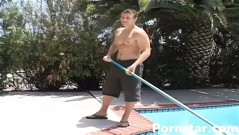 vollbusige milf cheyenne hunter bikini trägt wird am pool gefickt xHamster