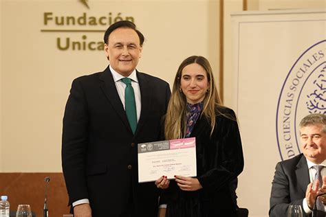 La Alumna De La Uma Mar A Del Carmen Salazar Premio Andaluz A La Mejor