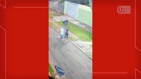 Adolescentes invadem casa e furtam joias relógios e cachorros de