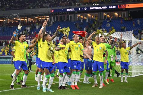 Jogadores Do Brasil Comemoram Classificação Com Festa No Gramado