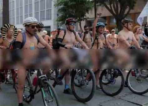 Se Pasean Desnudos En Bicicleta