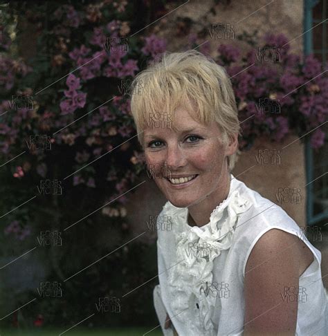 Petula Clark Née En 1932 Chanteuse Britannique