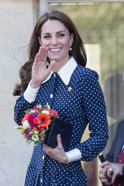 Kate Middleton Sublime Dans Une Robe à Pois Boutonnée Elle Dévoile