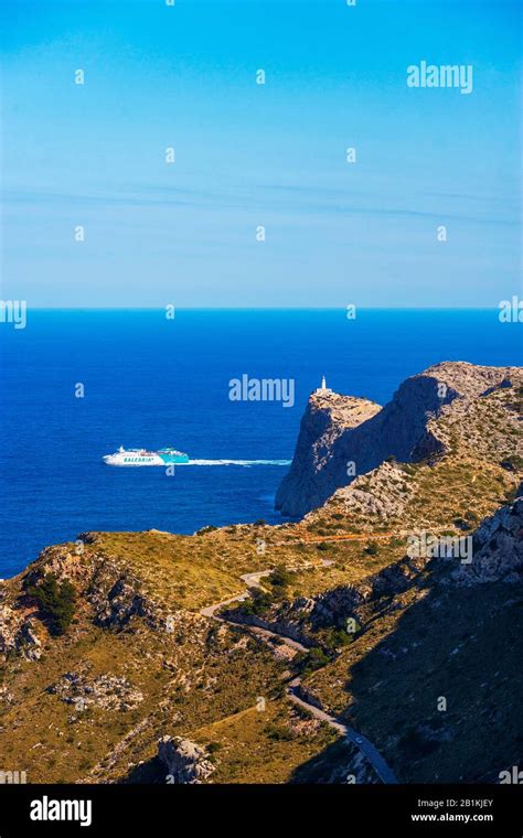 Ferry Con Camino Al Faro En El Cap De Formentor Fotografías E Imágenes