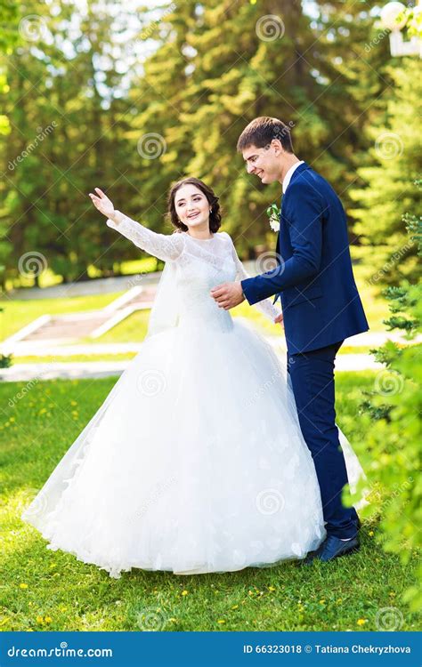 Noiva E Noivo Felizes Em Seu Dia Do Casamento Foto De Stock Imagem De