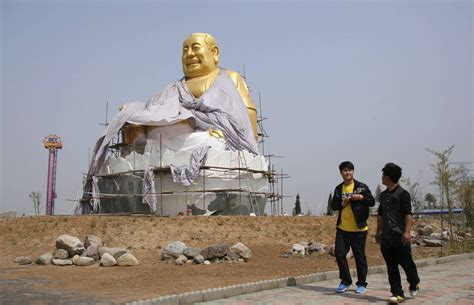 Las Estatuas Gigantes De China