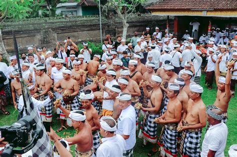 Siat Tipat Bantal Ritual Unik Berusia Ratusan Tahun Di Desa Adat Kapal