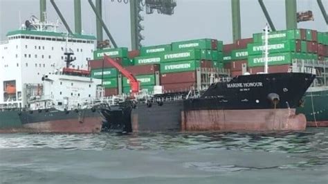 Van Oord Dredger Hits Bunker Tanker Spilling Oil In Singapores Harbor