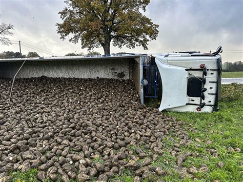 Unfall in Sonsbeck Lkw und Auto stoßen zusammen