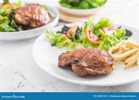 Bistecca Arrostita Del Pollo Con Le Patate Fritte E L Insalata Di