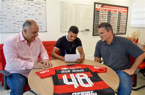 Flamengo renova volante Igor Jesus até o final de 2025