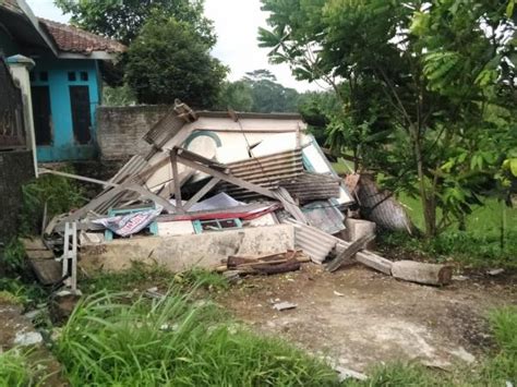 Disapu Puting Beliung Rumah Rusak Berat Di Sukabumi