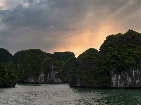 Sailing Through Paradise: A Ha Long Bay Cruise Experience