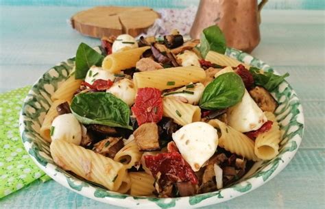 PASTA FREDDA CON MELANZANE MOZZARELLA E POMODORI IL MONDO DI ADRY