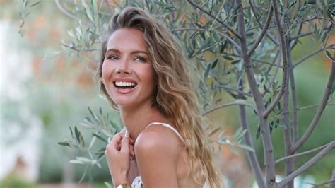Miss France Amandine Petit dévoile un sublime bikini à shopper chez Calzedonia Télé 7 Jours