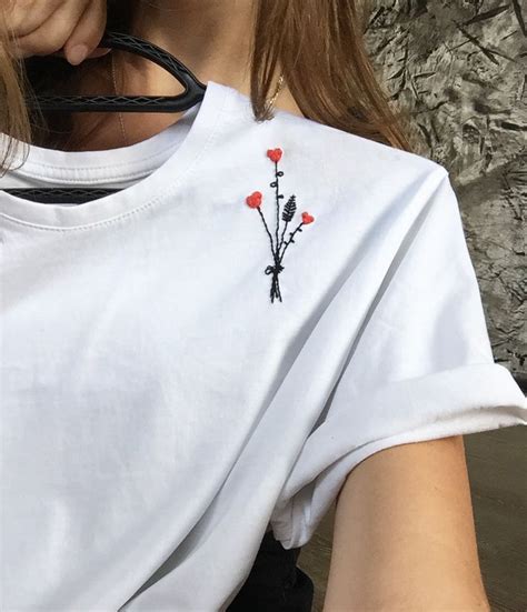 Вышивка на футболке♥️ | Футболки, Вышивка, Одежда