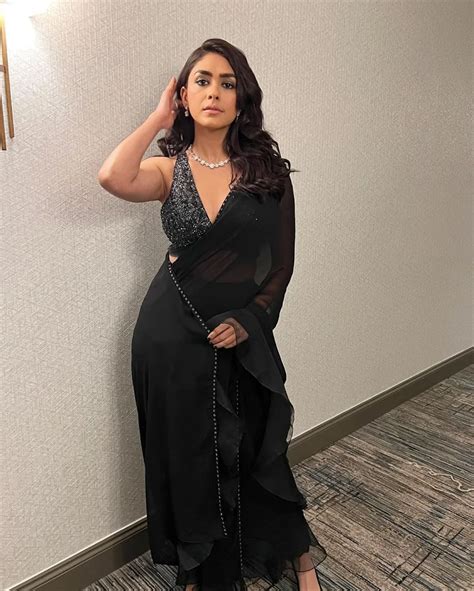 Mrunal Thakur S Stunning Hot Look In Black Saree Wins The Fans See Now SpideyPosts