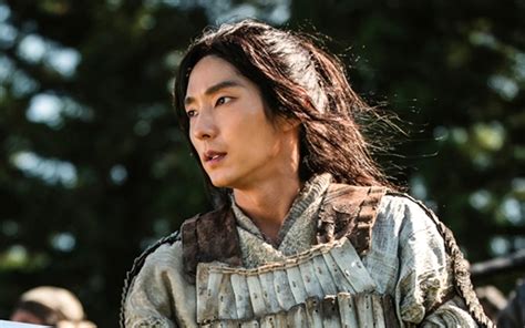 Lee Joon Gi Pancarkan Karisma Leader Gantikan Song Joong Ki Di Arthdal