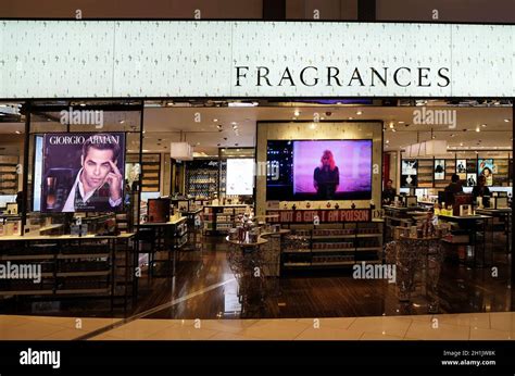 Abu Dhabi airport duty free Stock Photo - Alamy