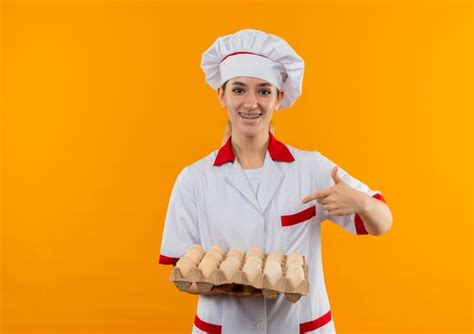 Cocinera Bonita Joven Alegre En Uniforme De Chef Con Aparatos Dentales