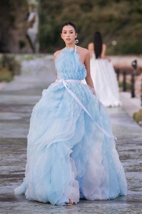 Ngắm dàn hậu Việt trình diễn thời trang Phương Nhi mặc bikini khoe sắc vóc nuột nà Chuyên