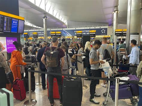 Caos en los aeropuertos de Reino Unido por un fallo técnico en los