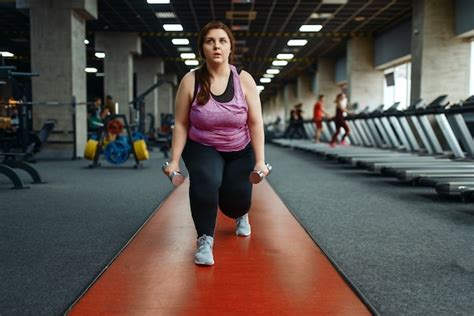 Mujer Con Sobrepeso Haciendo Ejercicio Con Pesas En El Gimnasio