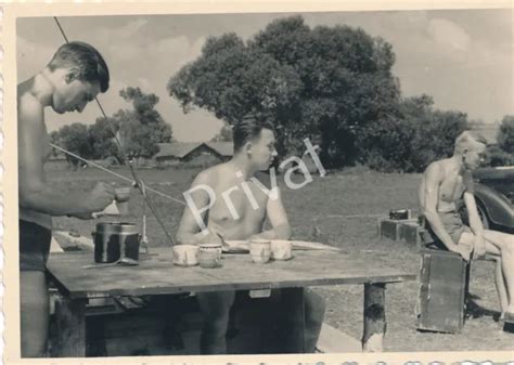 Foto Seconda Guerra Mondiale Wehrmacht Soldati Nudi Colazione Magazzino