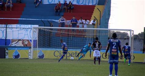 Após pênalti defendido goleiro da Ferroviária comemora empate