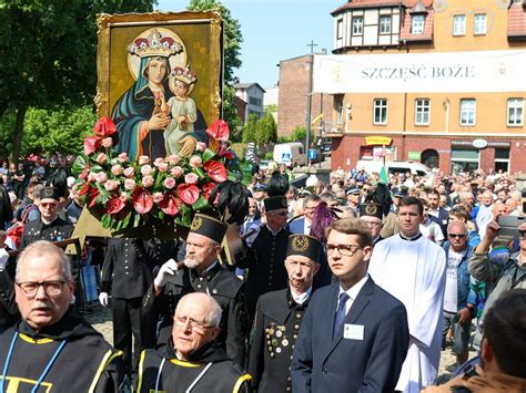 Pielgrzymka M Czyzn Do Piekar L Skich Zgromadzi A Tys P Tnik W