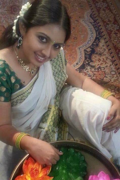 Meera Muralidharan Hot In Saree Veethi
